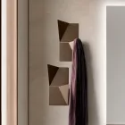 Perchero de pared metálico tricolor Alisea con detalle inclinado viadurini