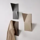 Perchero de pared metálico tricolor Alisea con detalle inclinado viadurini