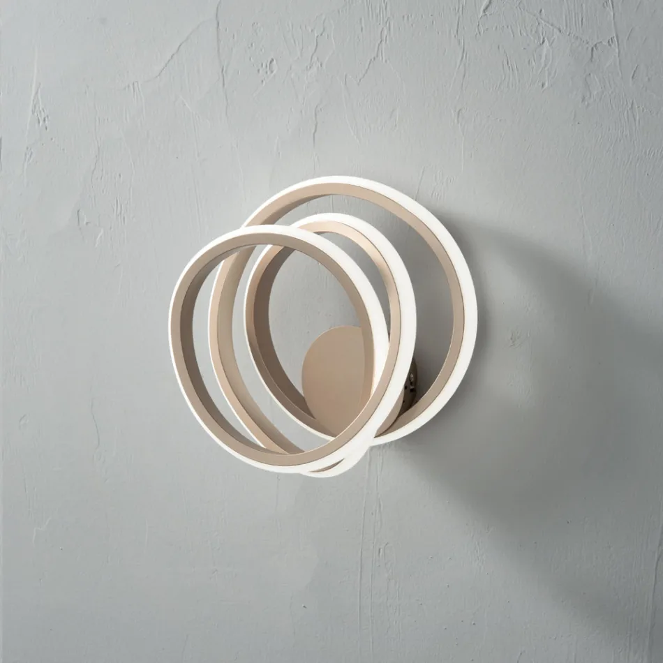 Lámpara de pared para dormitorio de diseño moderno en metal dorado - Point viadurini