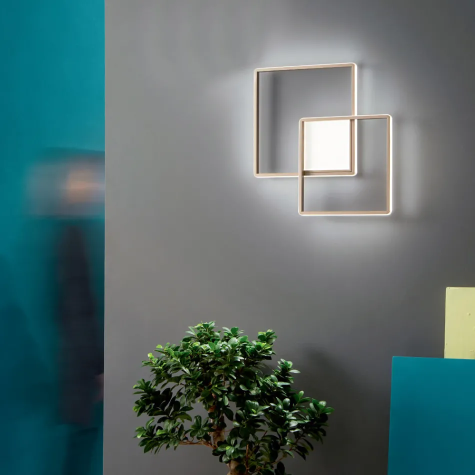 Modern - Aplique de pared formal de metal pintado dorado con LED viadurini