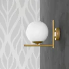 Lámpara de pared moderna en metal acabado latón y vidrio opal Made in Italy - Carima viadurini
