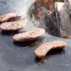Barbacoa de leña con placa de cocción y compartimento porta madera - Ferran viadurini