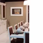 Chimenea Bio de pared blanca con diseño moderno con inserto de vidrio Erica viadurini