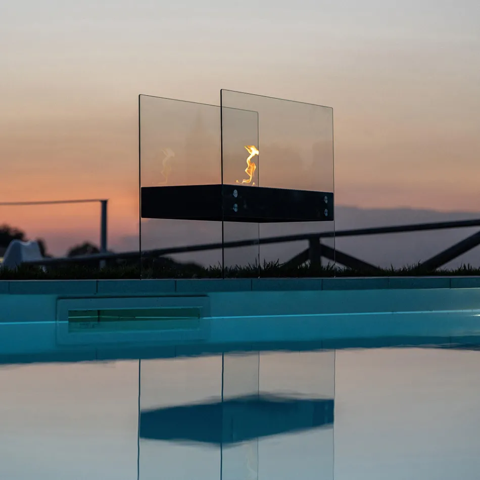 Chimenea de piso de bioetanol en metal negro y vidrio templado - Violante viadurini