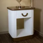 Mesita de noche de madera decorada con líneas en relieve con cajón y estante - Rachel viadurini