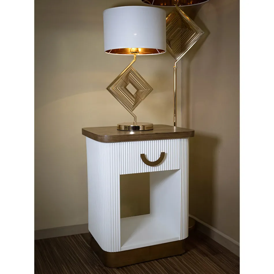 Mesita de noche de madera decorada con líneas en relieve con cajón y estante - Rachel viadurini