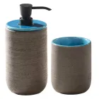 Composición de baño azul con mueble de suelo de teca y accesorios - Sylviane viadurini