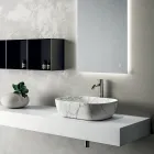 Composición de baño compuesta por estantería con lavabo, armarios de pared y espejo - Velaria viadurini