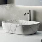 Composición de baño compuesta por estantería con lavabo, armarios de pared y espejo - Velaria viadurini