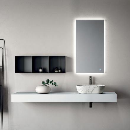 Composición de baño compuesta por estantería con lavabo, armarios de pared y espejo - Velaria viadurini