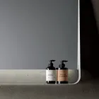 Composición de baño con 2 cajones y 2 compartimentos abiertos, espejo y lavabo - Magnolia viadurini