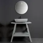 Composición de baño gris con espejo, mueble de teca y accesorios - Patryk viadurini