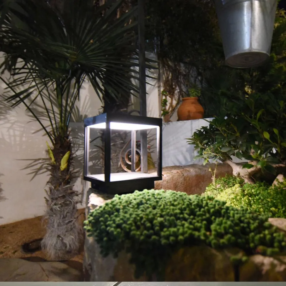 Foco LED Solar Portátil en Aluminio Blanco, Negro o Corten - Bettina viadurini