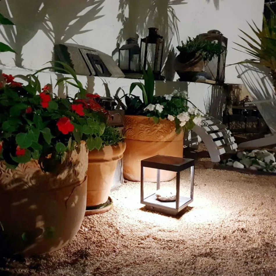 Foco LED Solar Portátil en Aluminio Blanco, Negro o Corten - Bettina viadurini