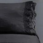 Funda de almohada de lino con encaje Poema y cordones mantequilla o negros Made in Italy - Masone viadurini