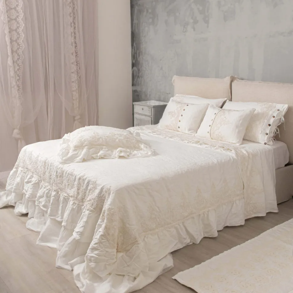 Funda de almohada cuadrada de lino blanco con puntilla decorativa en los bordes y volantes - Priscilla viadurini