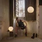 Lámpara de mesa en vidrio blanco satinado y diseño moderno en metal - Morse viadurini