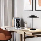 Lámpara de mesa Mira de metal con varios acabados fabricada en Italia viadurini