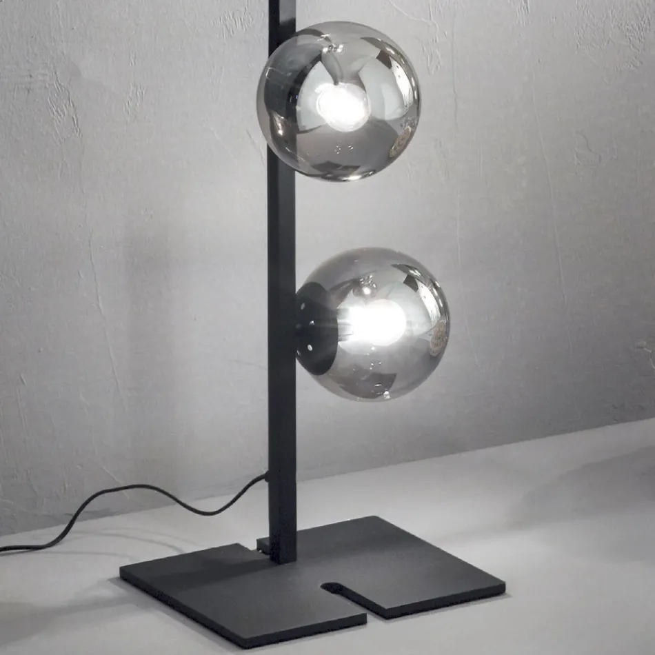 Lámpara de pie moderna en metal negro o dorado y vidrio soplado - Birga viadurini