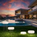 Lámpara de pie de exterior Disco en polietileno blanco, fabricada en Italia.
