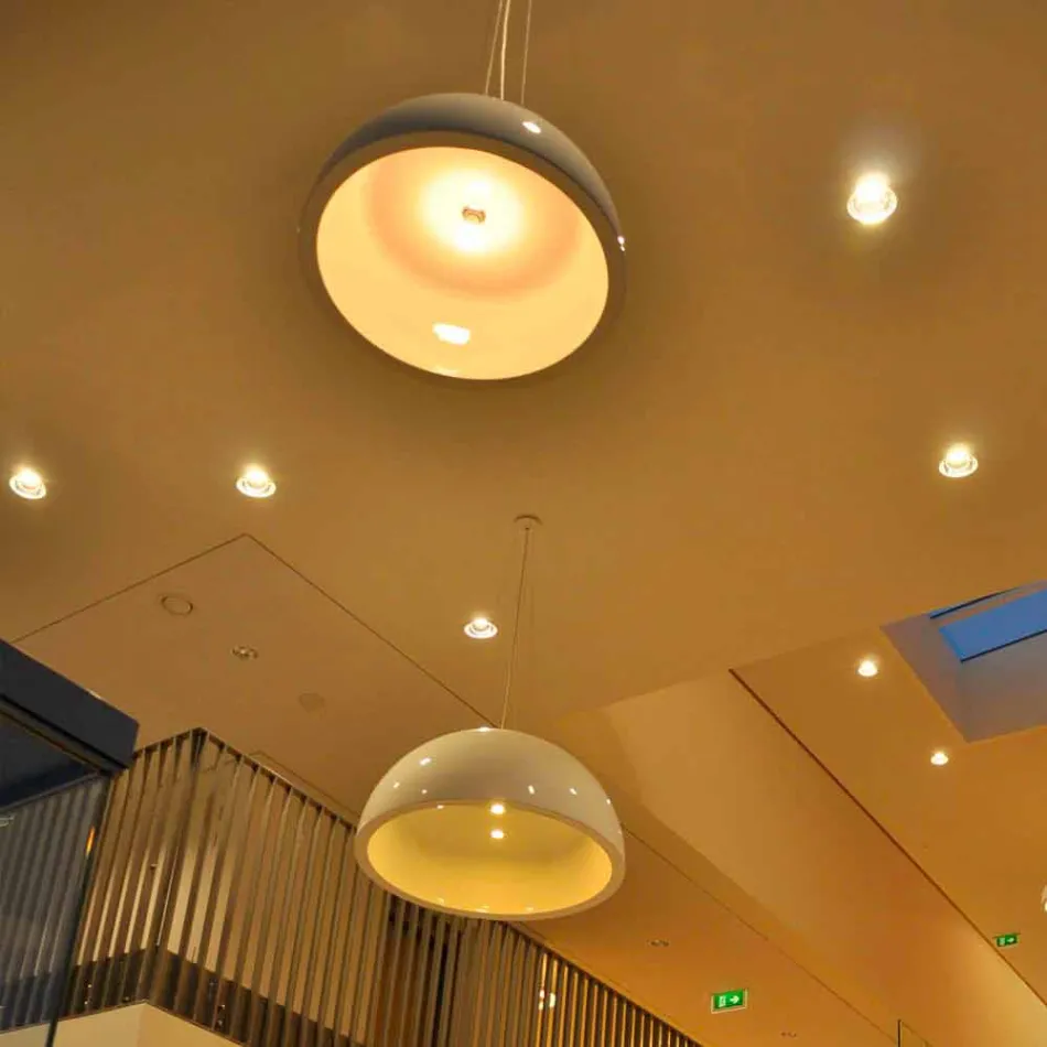 Lámpara de suspensión de color Slide Cupole de polietileno fabricada en Italia. viadurini