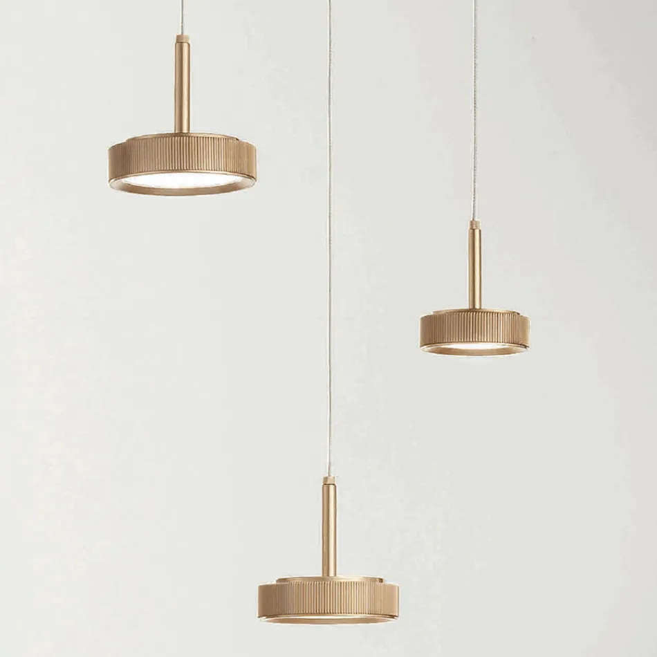 Araña con Base Redonda en Metal Pintado Dorado y Luz LED - Hornbeam viadurini