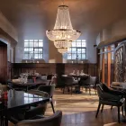 Lámpara de araña de hierro y oro con pedrería, fabricada en Italia para decoración de interiores (Austria) viadurini