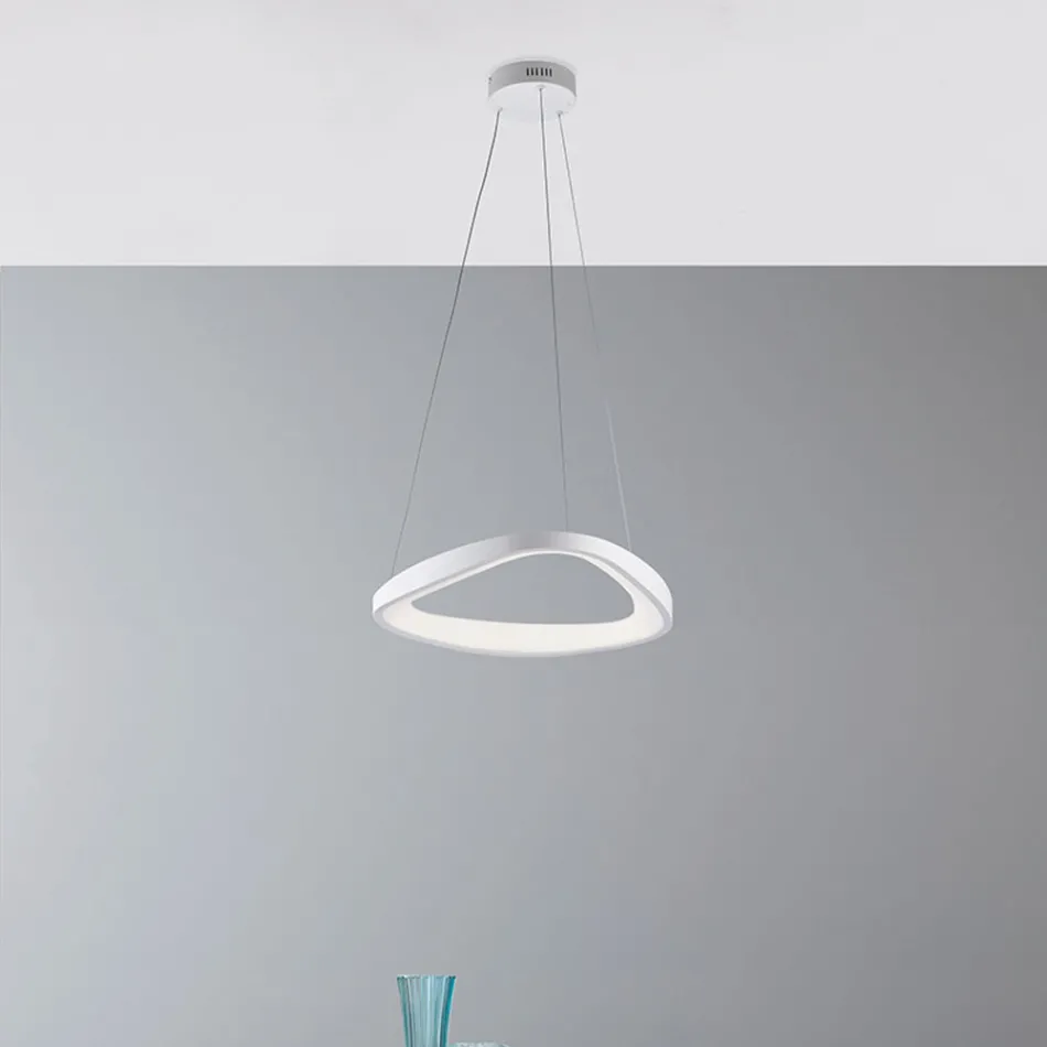 Una lámpara de araña de cristal blanco y metal para interiores elegantes – Voyager viadurini