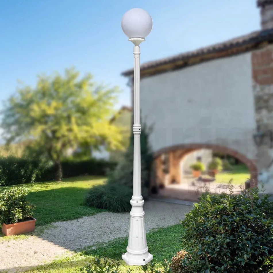 Farola de 208 cm de altura en acrílico blanco y aluminio fabricada en Italia - Trovabianco viadurini