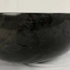 Lavabo sobre encimera redondo negro en piedra natural Levi, pieza única viadurini