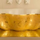 Lavabo sobre encimera de diseño en cerámica blanca y dorada realizado en Italia Cubo viadurini