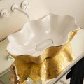 Lavabo sobre encimera de diseño en cerámica blanca y dorada realizado en Italia Cubo