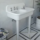 Lavabo de baño asimétrico de cerámica con soporte para objetos - Giusy viadurini