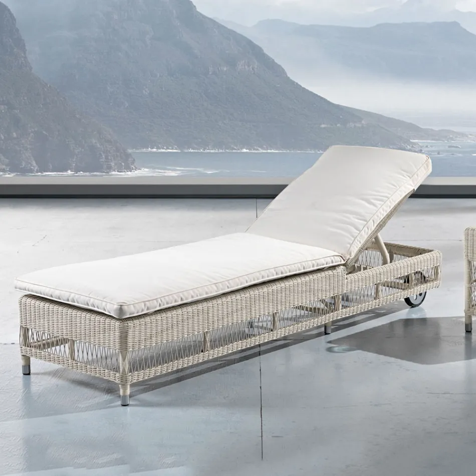 Tumbona de exterior con ruedas en poliratán tejido a mano - Gigi viadurini