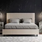 Cama de 160x200 cm con cabecero decorado con líneas verticales. Fabricada en Italia - Pattini. viadurini