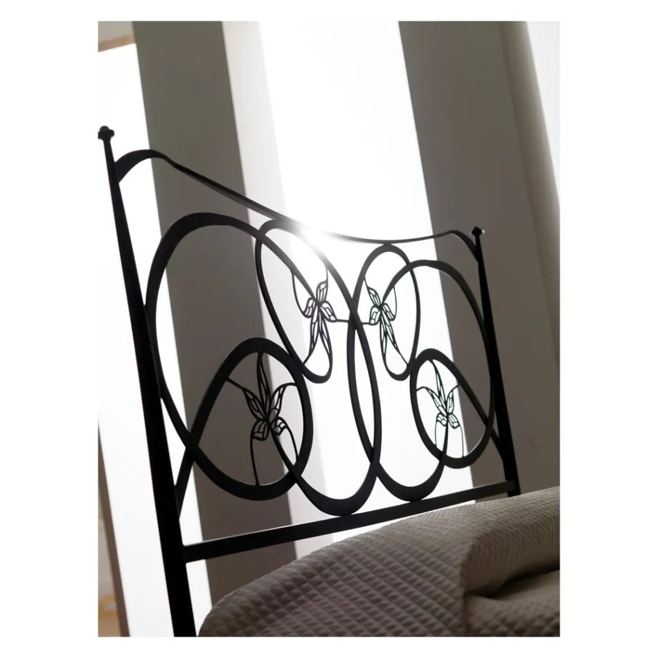 Cama doble con almohadas, colchón y 2 mesitas de noche Made in Italy - Natural viadurini