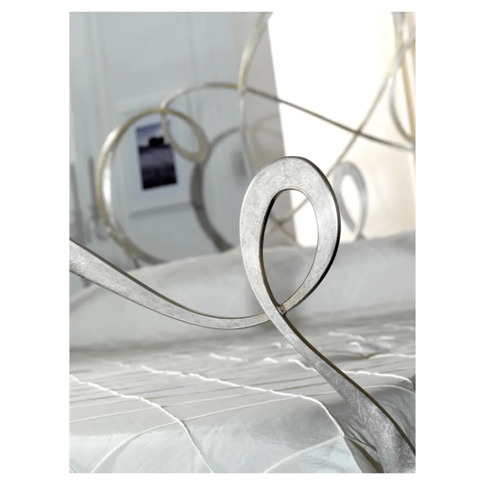 Cama doble con pie de cama, colchón y 2 mesitas de noche a juego - Nebbia viadurini