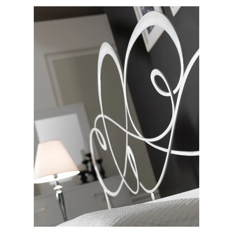 Cama de matrimonio con pie de cama, colchón y 2 mesitas de noche a juego - Nebbia viadurini