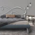 Cama de matrimonio con cabecero de hierro, 2 mesitas de noche y colchón - Diseño viadurini