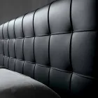 Cama doble de diseño con cabecero acolchado Leilo, 160x200 cm viadurini