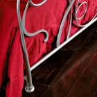 cama doble en el arte del hierro con las piernas afiladas Zoe viadurini