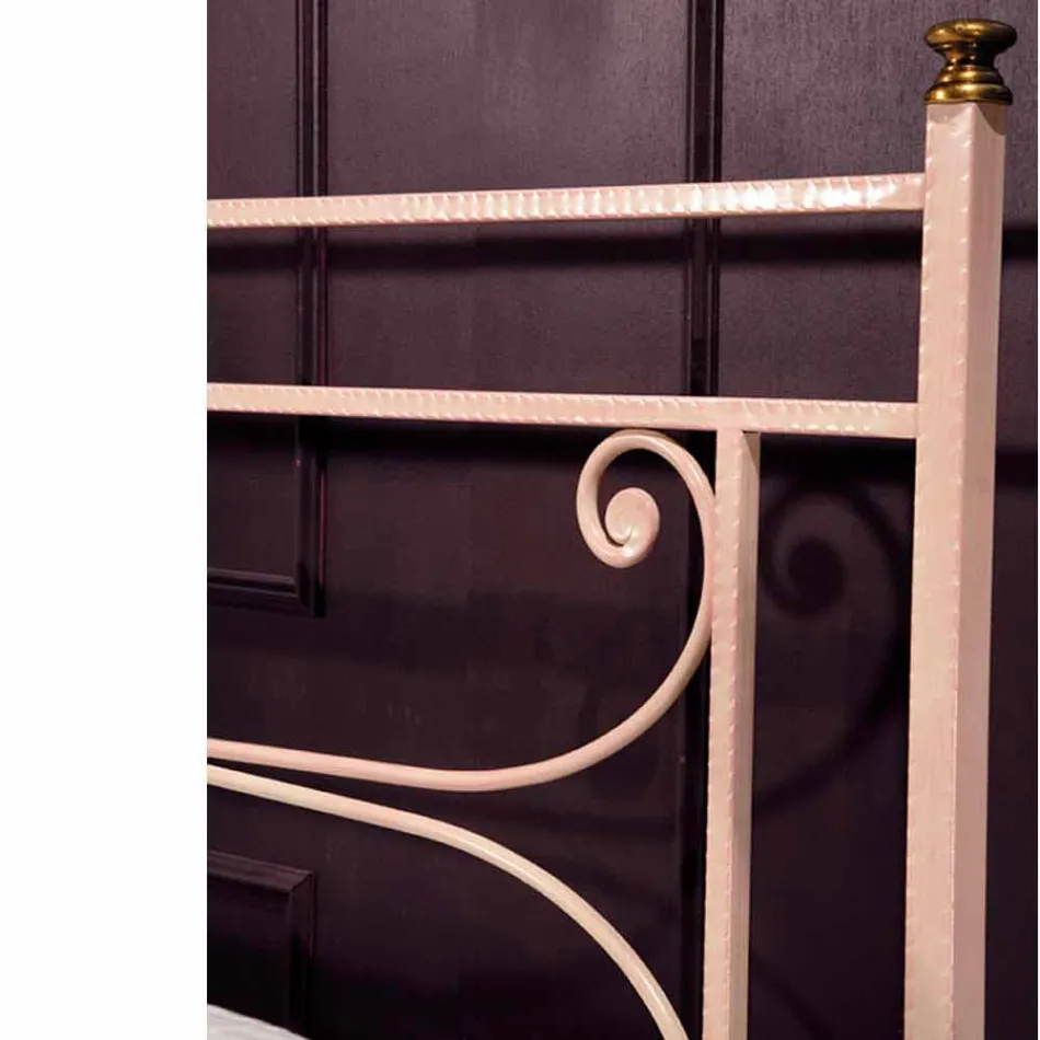 cama de matrimonio y media cuadrada de hierro forjado martillado Claudia viadurini