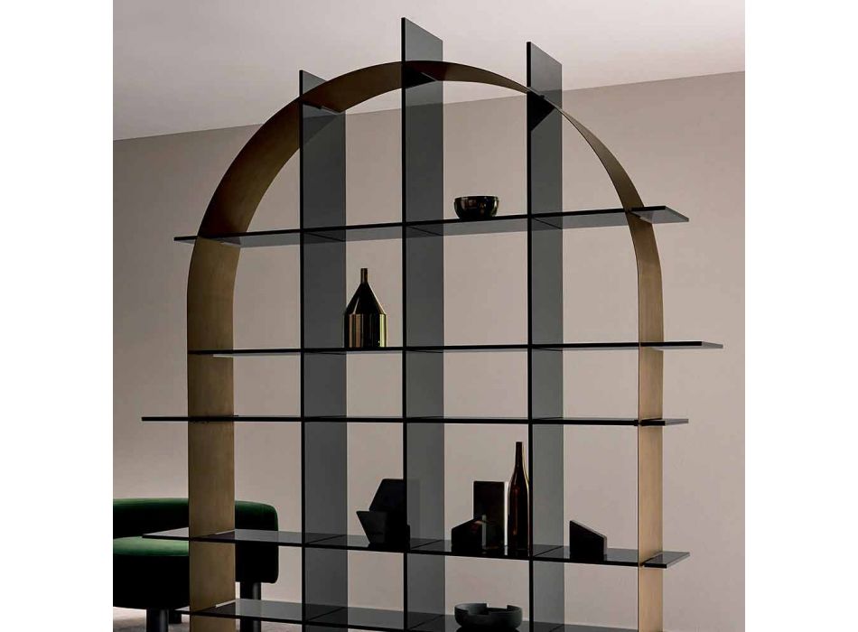 Librería independiente arqueada en vidrio ahumado y diseño de bronce cepillado - Marco viadurini