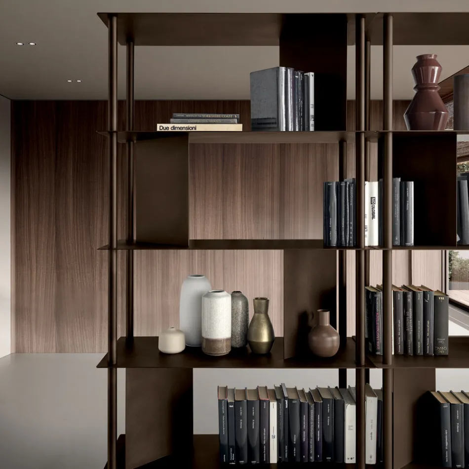 Librería vertical Filiberta de metal pintado, fabricada en Italia. viadurini