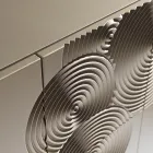 Aparador de 5 puertas en MDF lacado con decoración grabada y acabada a mano - Cangrejo viadurini