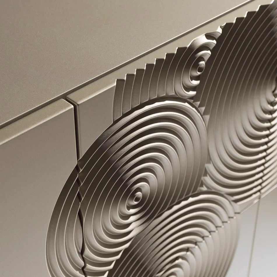 Aparador de 5 puertas en MDF lacado con decoración grabada y acabada a mano - Cangrejo viadurini