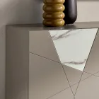 Aparador con 2 puertas de MDF lacado con inserciones de cristal efecto mármol y pantógrafo - Danila viadurini