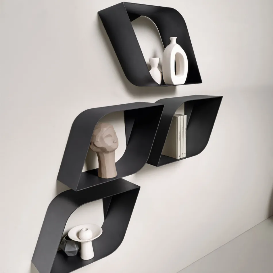 Estantería de pared metálica Eteris con espacio interior, disponible en tres colores. viadurini