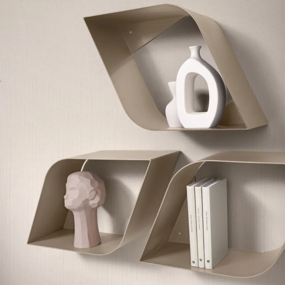 Estantería de pared metálica Eteris con espacio interior, disponible en tres colores. viadurini