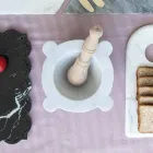 Mortero en mármol blanco de Carrara con mortero de madera Made in Italy - Winda viadurini